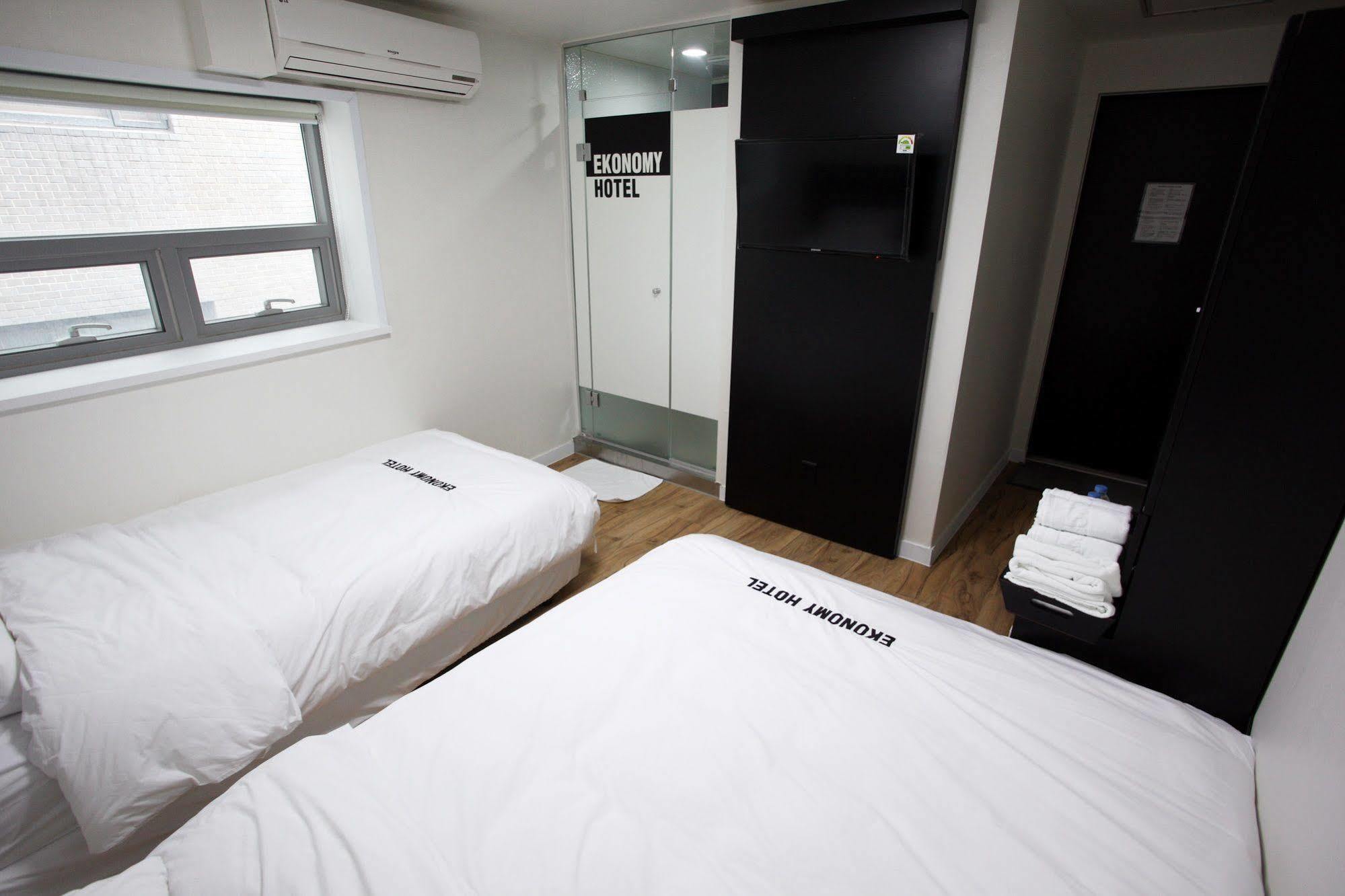 Hostel Ekonomy Myeongdong *