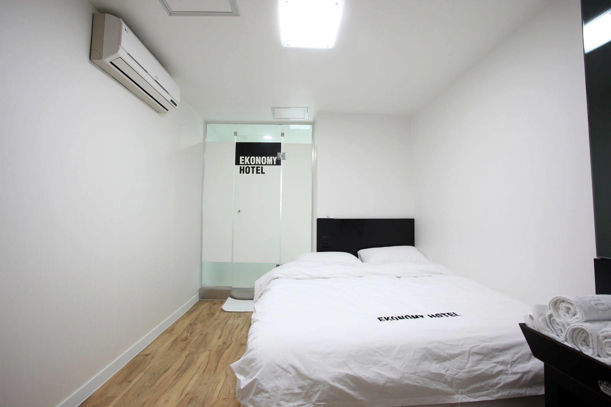 Ekonomy Myeongdong Seoul