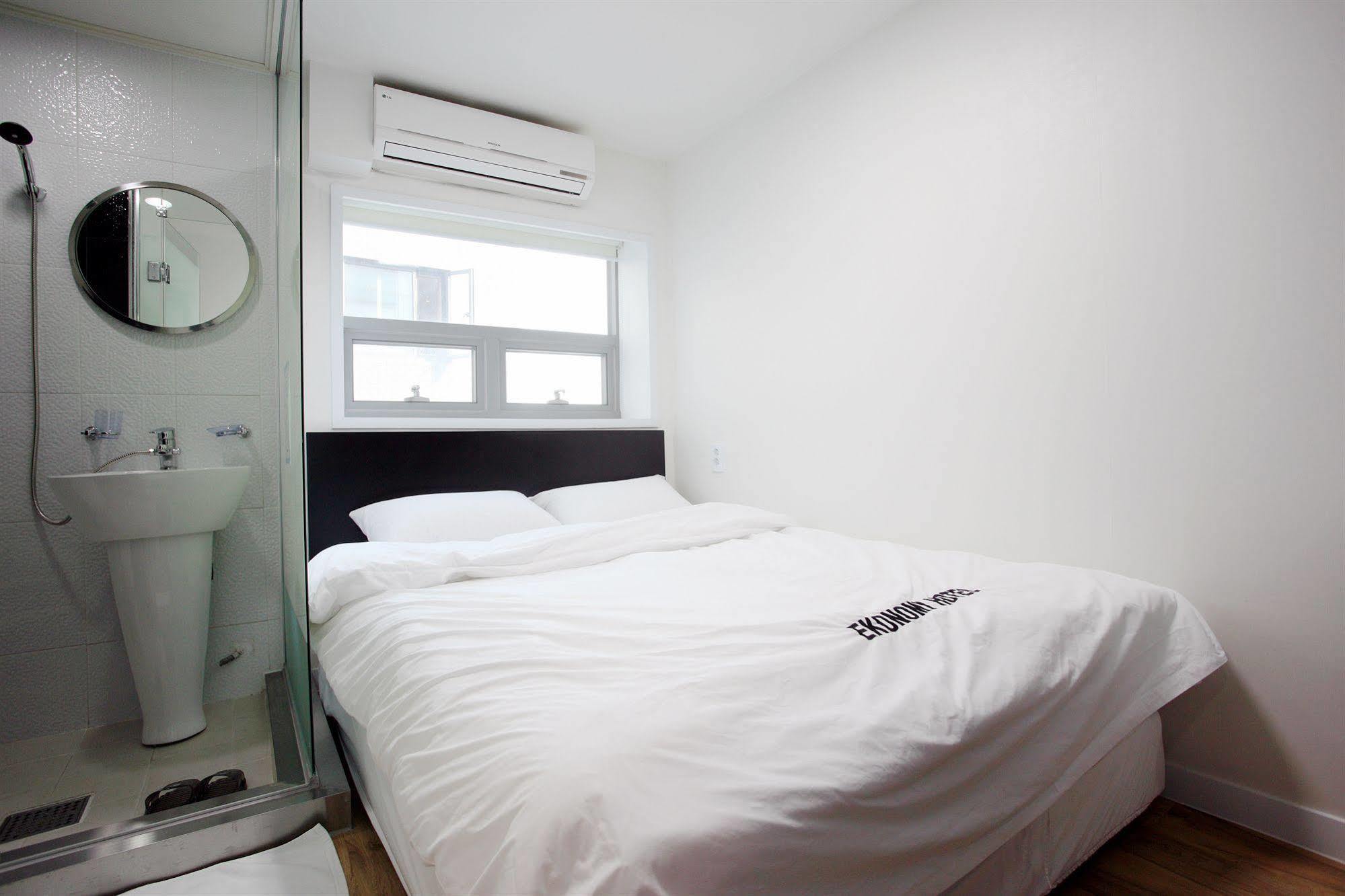Hostel Ekonomy Myeongdong *