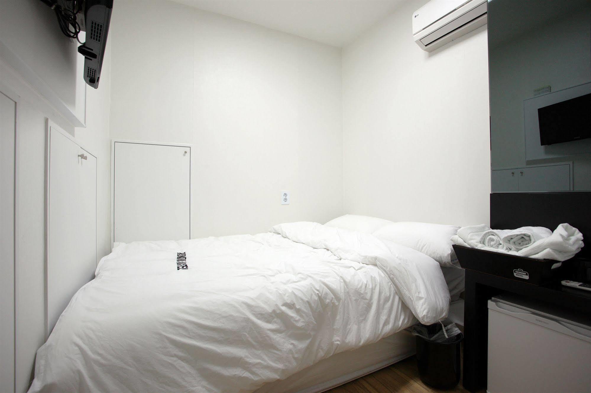 Hostel Ekonomy Myeongdong *
